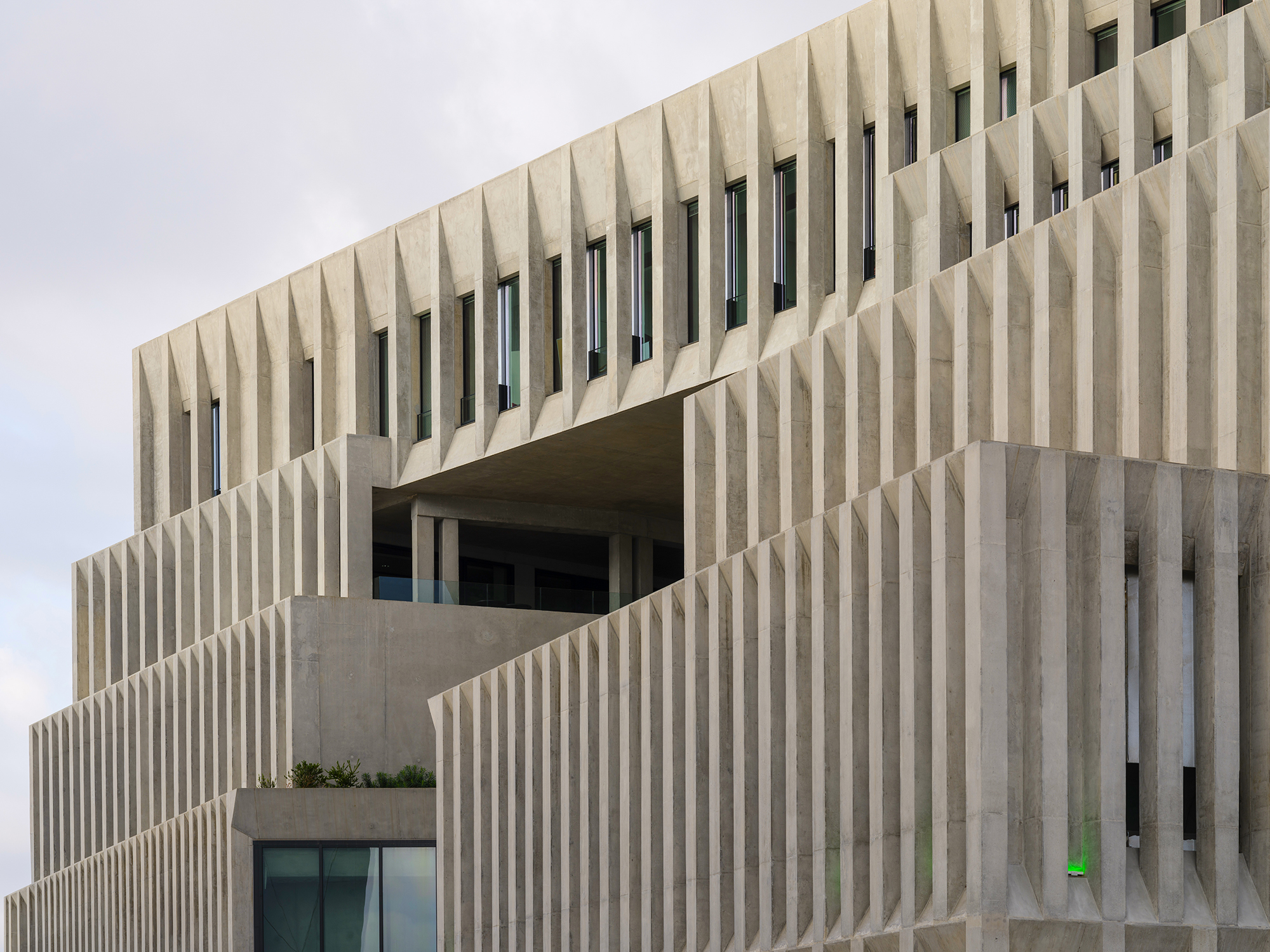 Détail de la façade porteuse en béton architectonique du Campus universitaire Georges-Méliès à Cannes, projet de Christophe Gulizzi architecte