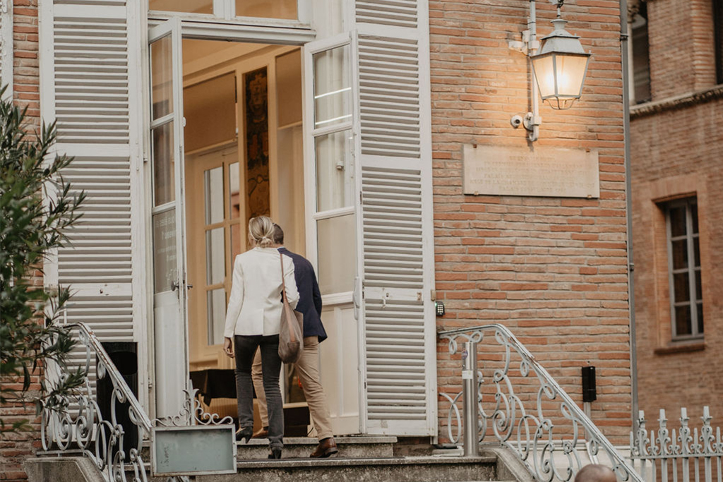 Soirée des 10 ans de la maison de ventes aux enchères Artpaugée à Toulouse, accueil des invités au Palais consulaire de Toulouse.