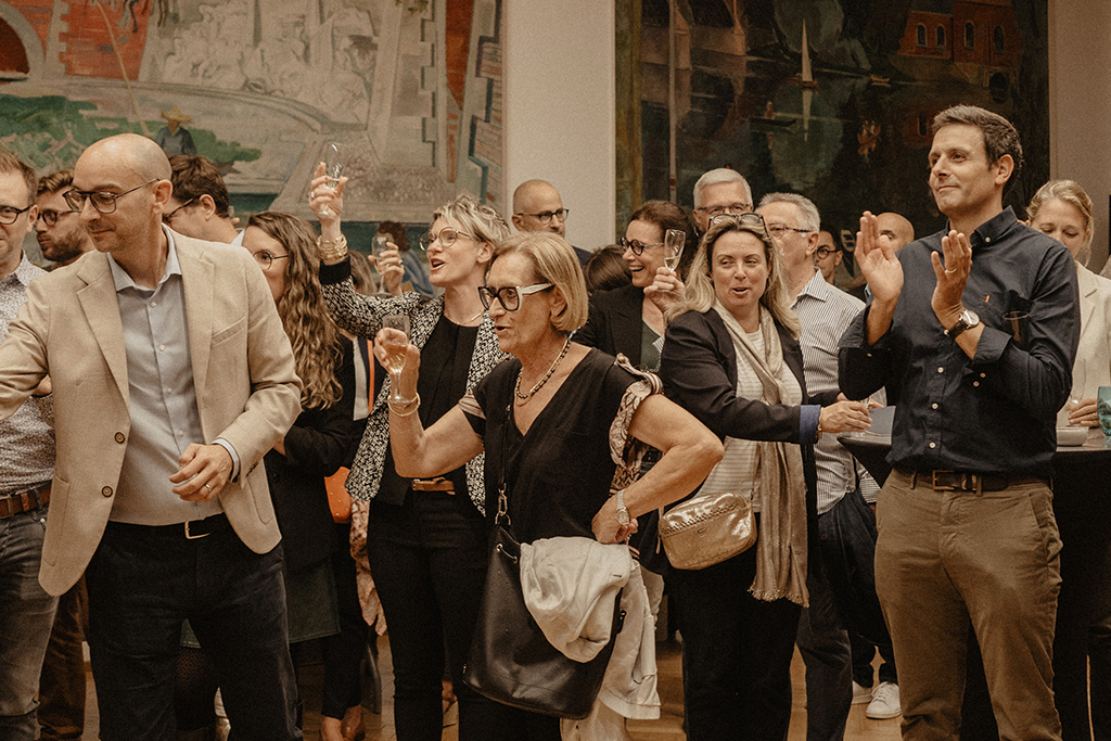 Invités réunis lors de la soirée célébrant les 10 ans de la maison de ventes aux enchères Artpaugée à Toulouse.