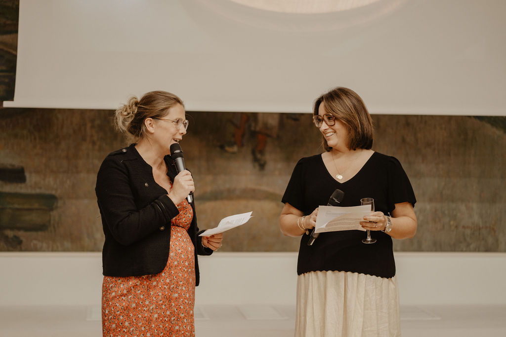 Les deux commissaires-priseurs d’Artpaugée prennent la parole lors de la soirée organisée pour les 10 ans de la maison de ventes à Toulouse.