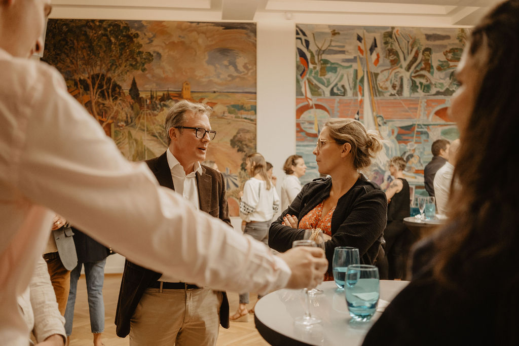 Échanges entre les invités lors de la soirée des 10 ans de la maison de ventes aux enchères Artpaugée à Toulouse.