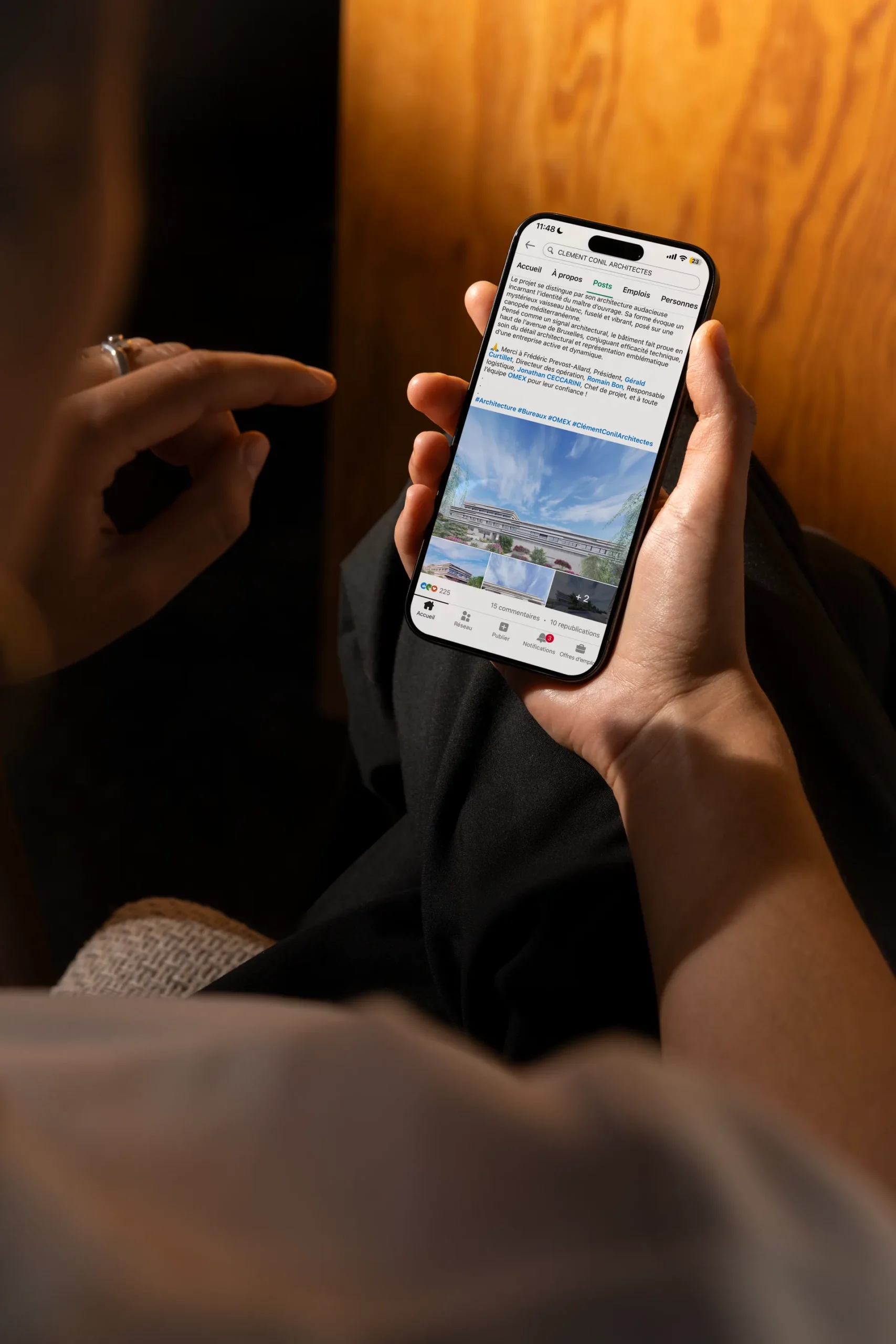 Publication LinkedIn de l’agence Clément Conil Architectes affichée sur un smartphone.