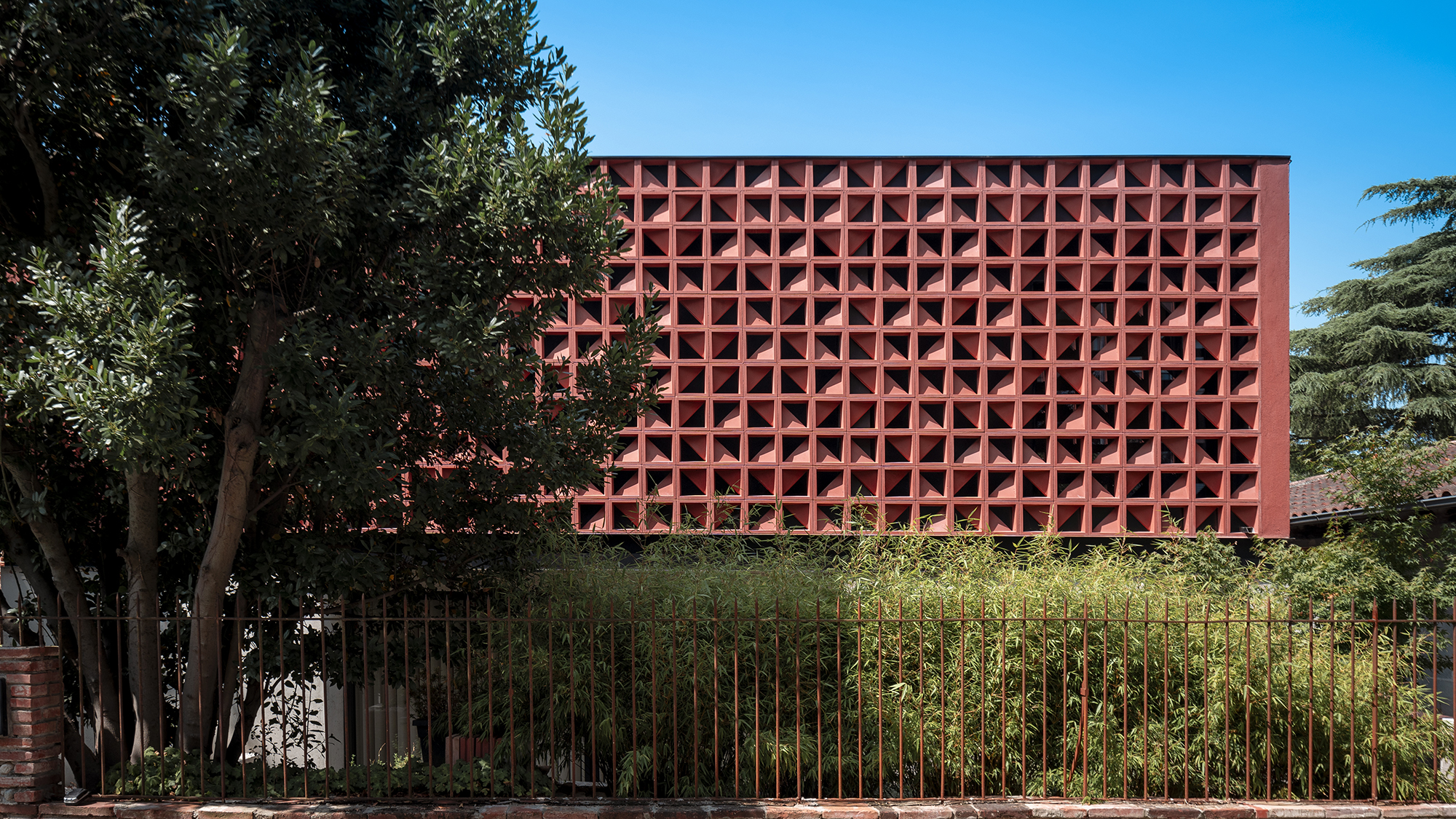 Façade moucharabieh en modules de béton coloré filtrant la lumière et préservant l'intimité, Maison COB à Toulouse, projet d'Anaïs Magnabal architecte